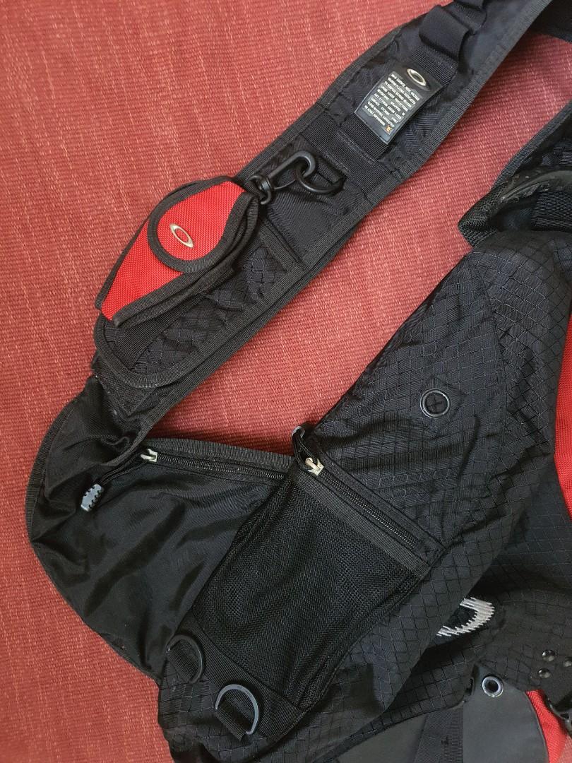 OAKLEY CROSS BODY BAG, Men's Fashion, Bags, Sling Bags on Carousell