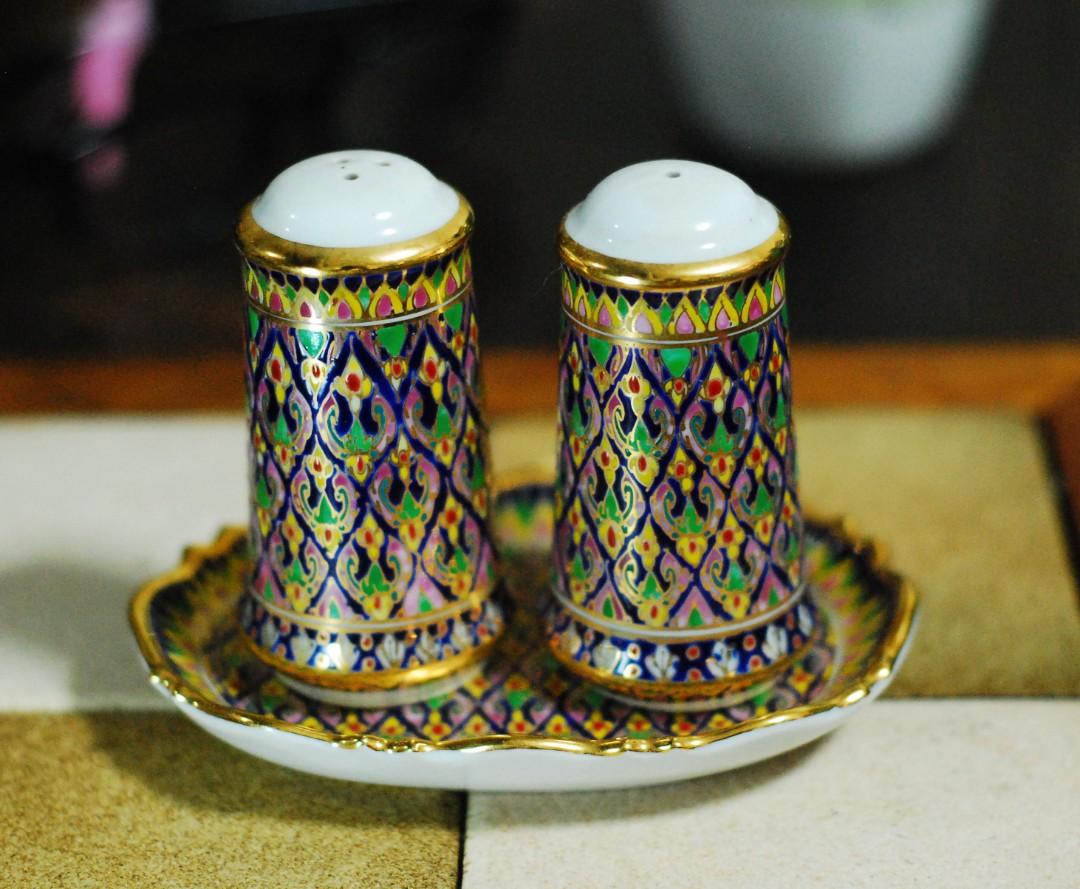 Salt and pepper shakers (Category: Other Kitchenware & Tableware) located in Quezon City. Submitted by kaije2008 (Listing ID 1110183269, Image 3). Description: selling salt and pepper shakers like new meet sm north.