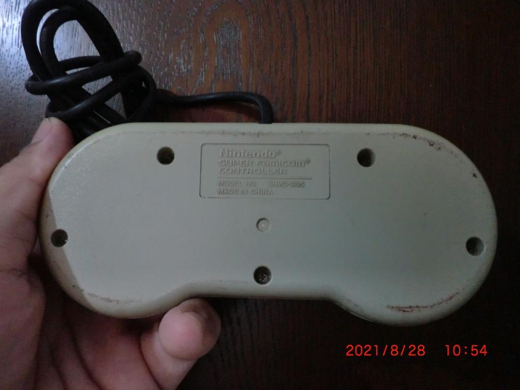 Vintage Nintendo Super Famicom Controller/Gamepads SHVC-005 (Category: Controllers) located in Carmona. Submitted by rpute (Listing ID 1109985931, Image 2). Description: .