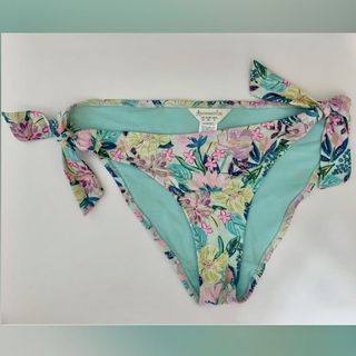 (Category: ) located in . Submitted by asileeea (Listing ID 1100158408, Image 1). Description: .