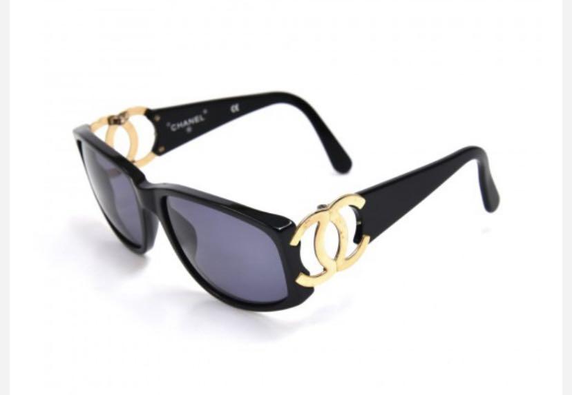 Auth Vintage Chanel Black with Large Gold CC Logo Sunglasses 02461