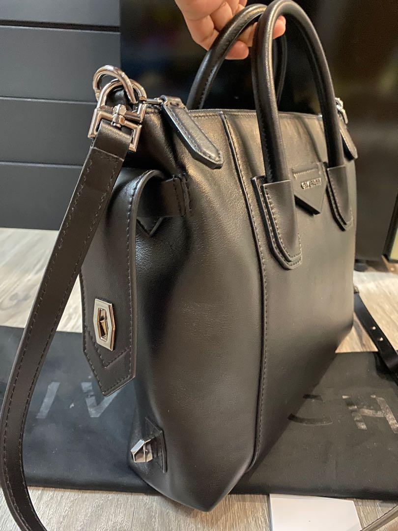 Small antigona soft discount bag in smooth leather