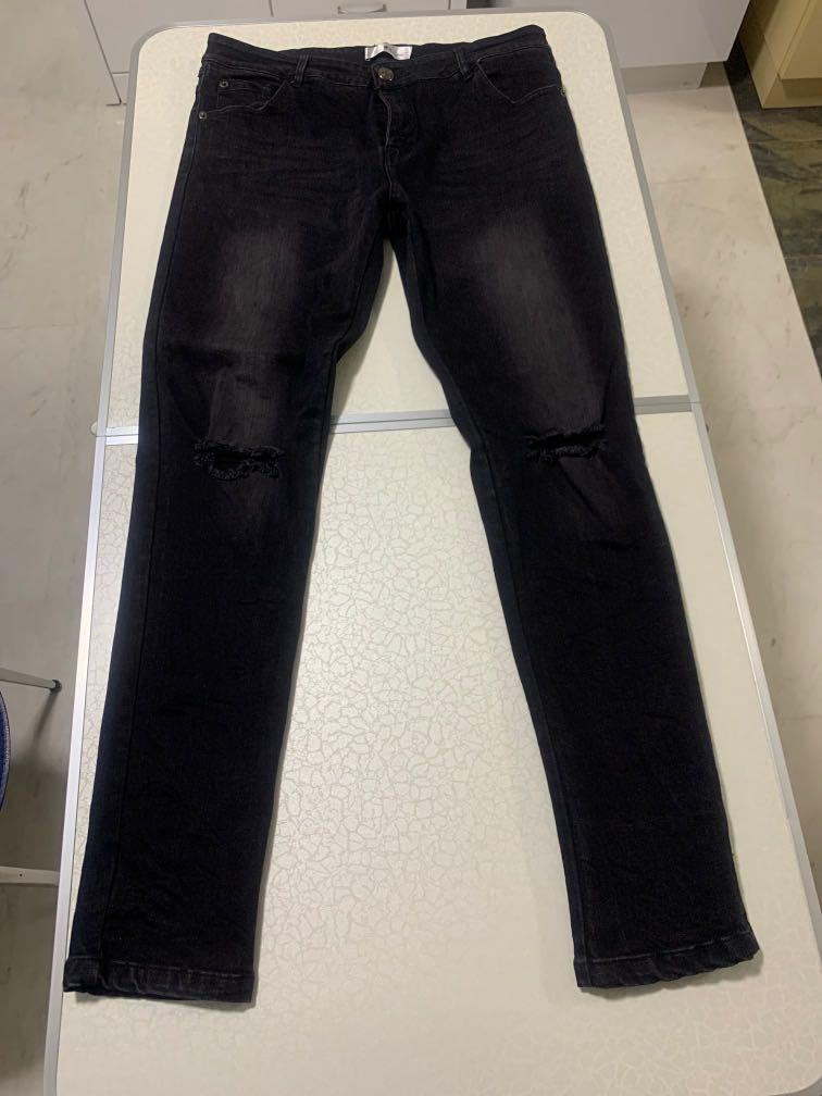 Black ripped jeans, super skinny fit 
