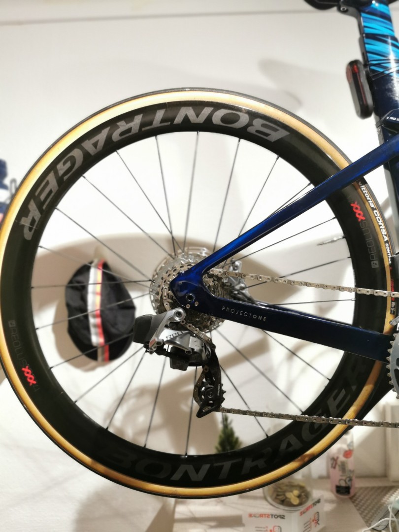 Bontrager Aeolus XXX 4 TLR Clincher Road Disc Carbon Wheel takeoff
