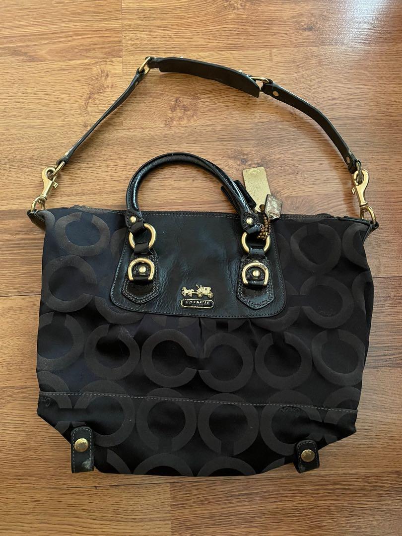 Coach Bag (Category: Luxury Bags & Wallets) located in Apalit. Submitted by dimenheats (Listing ID 1110198715, Image 1). Description: No major issues SF is P75 and up MOD: LBC or J&T Meet up around Pampanga MOP: GCash or Bank Transfer.