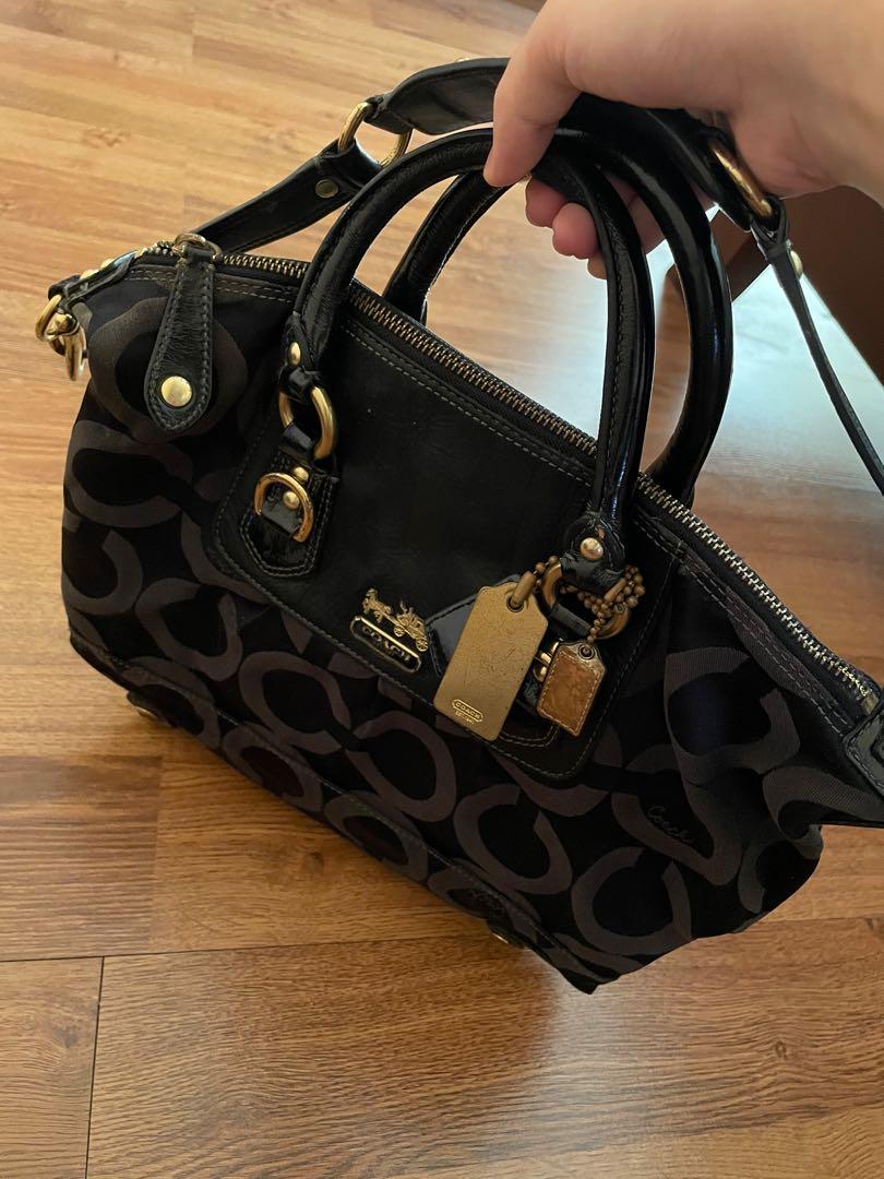 Coach Bag (Category: Luxury Bags & Wallets) located in Apalit. Submitted by dimenheats (Listing ID 1110198715, Image 2). Description: No major issues SF is P75 and up MOD: LBC or J&T Meet up around Pampanga MOP: GCash or Bank Transfer.