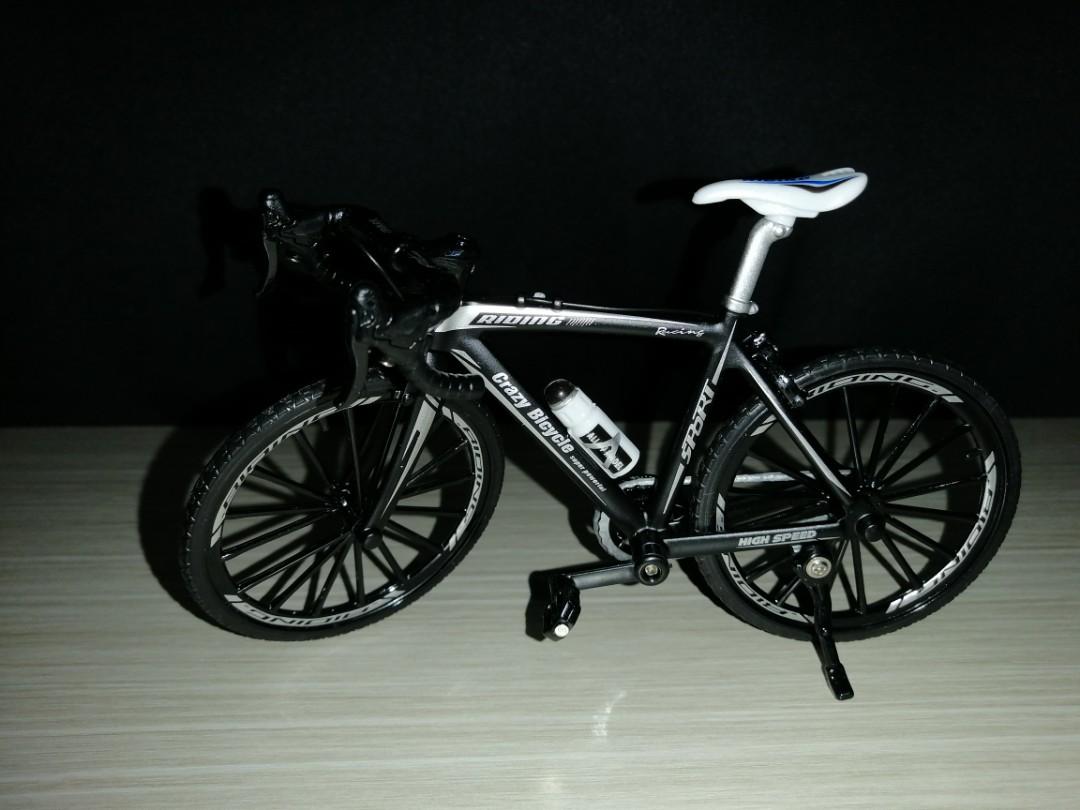 Die-Cast Miniature Bike (Category: Vehicle & Diecast Models) located in Marikina City. Submitted by v3_m3v (Listing ID 1110412522, Image 1). Description: Die-Cast Miniature Bike Moving pedal and wheels Rotating handle bar Scale 1:10 Approx 10x15cm .