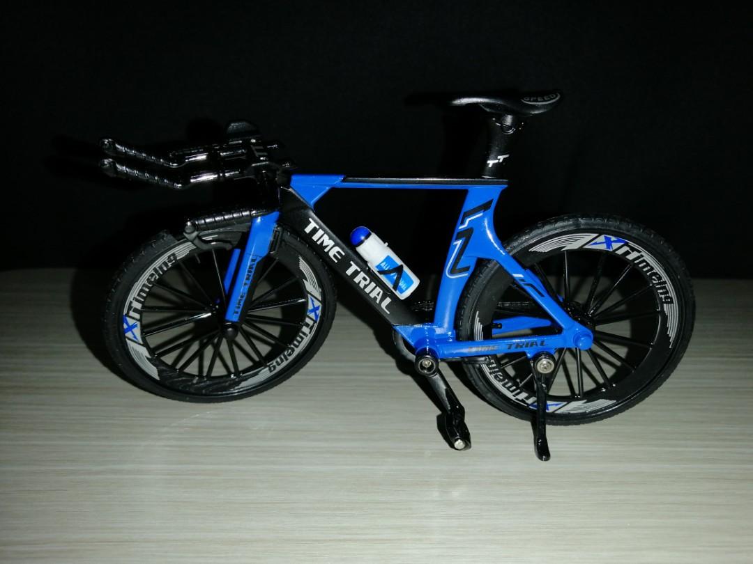 Die-Cast Miniature Bike (Category: Vehicle & Diecast Models) located in Marikina City. Submitted by v3_m3v (Listing ID 1110412522, Image 3). Description: Die-Cast Miniature Bike Moving pedal and wheels Rotating handle bar Scale 1:10 Approx 10x15cm .