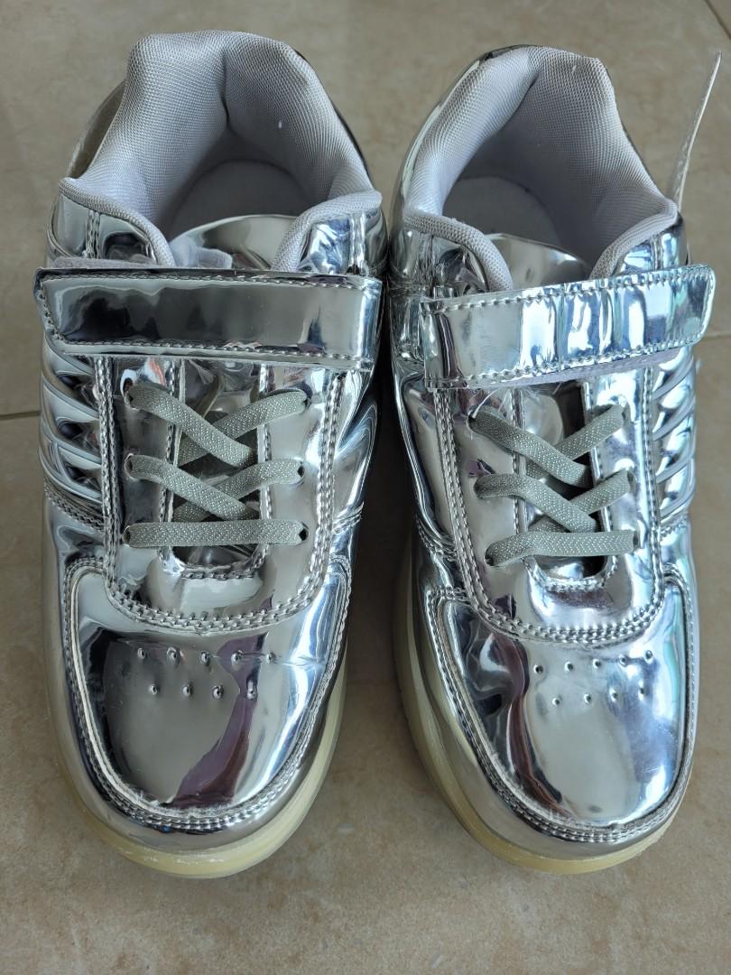 Girls silver coloured roller healy shoes
