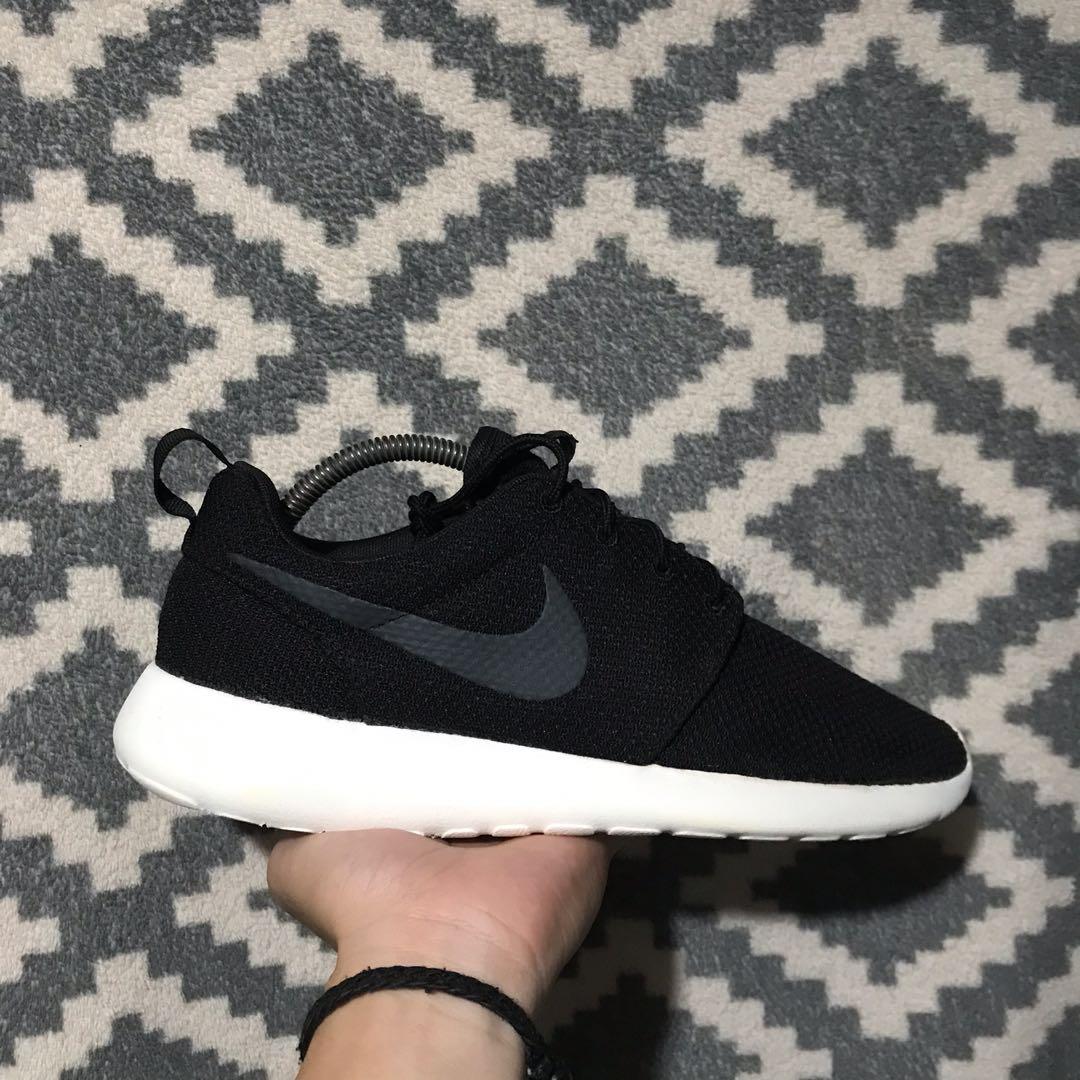 Black roshe run mens best sale