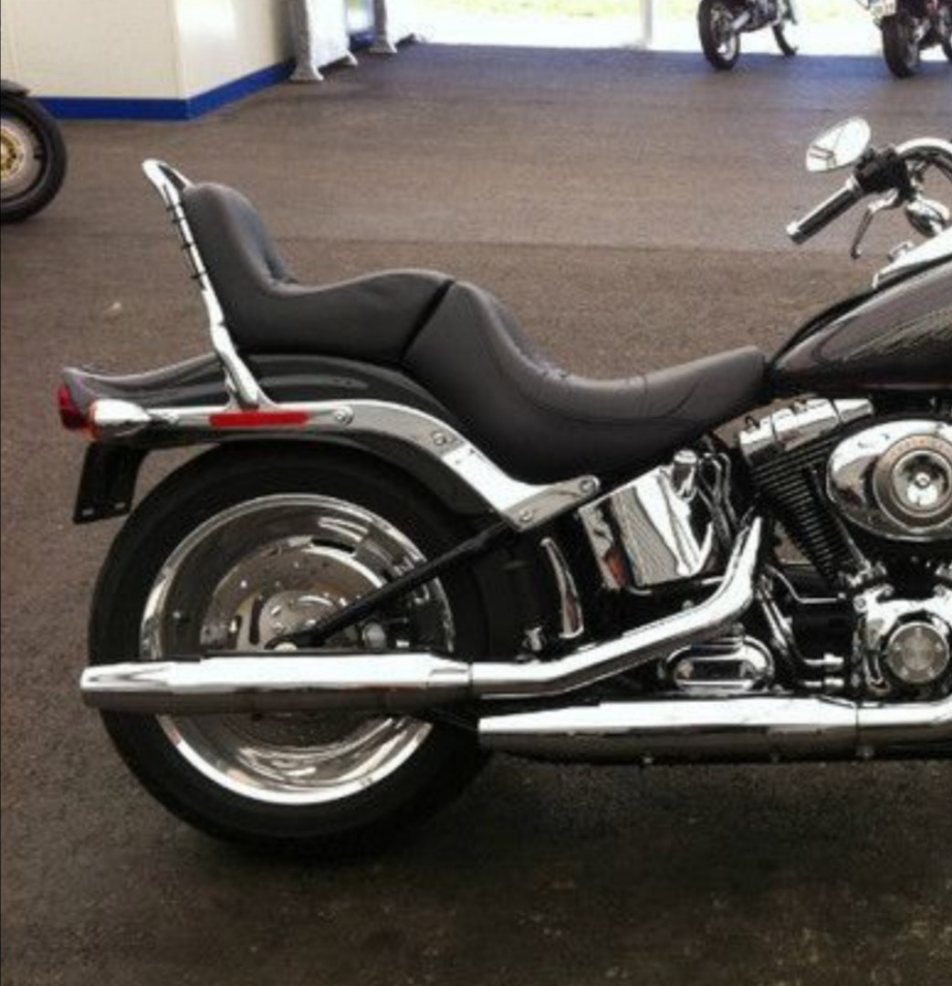 Softail original king queen seat with chrome backrest., Motorcycles