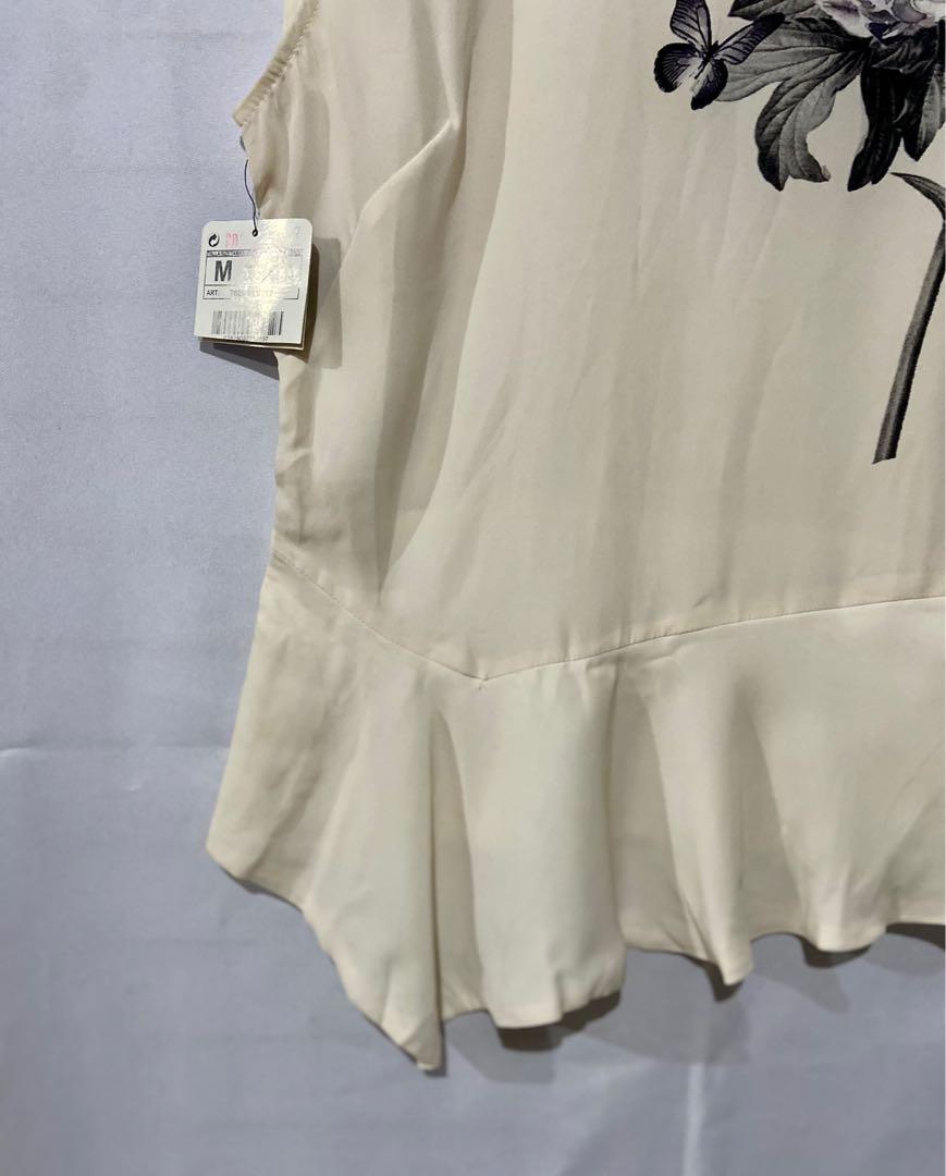 ZARA Peplum Top (Category: Blouses) located in Bacolod City. Submitted by katcss (Listing ID 1110335138, Image 3). Description: PLEASE READ the following before MAKING AN OFFER 😊 🚫 LAST PRICE POSTED! 🚫SHIPPING FEE NOT INCLUDED 🚫1 DAY RESERVATION ONLY 🚫NO JOY RESERVERS 💸 MOP: RCBC/Diskartech, Chinabank, Gcash 🌀 Brand new with tag 🌀 Medium on tag, fits perfectly with small frames 🌀 Zipper closure on the shoulder and side .