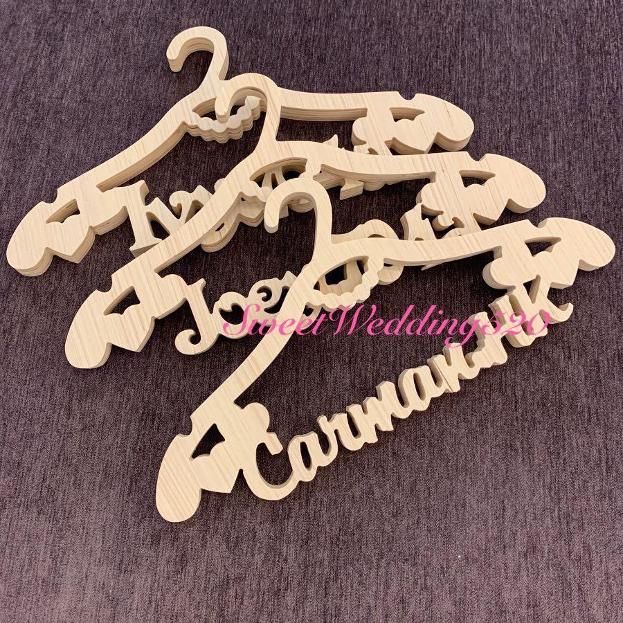 訂製掛住你木質人名衣架新娘伴娘姊妹新郎伴郎兄弟groom Bride Wedding 婚禮用品結婚婚宴wooden Hanger Gift Tailor Made 畢業禮物周年禮物結婚禮物生日禮物