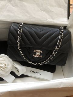 (Category: ) located in . Submitted by luluxury (Listing ID 1104818196, Image 1). Description: .