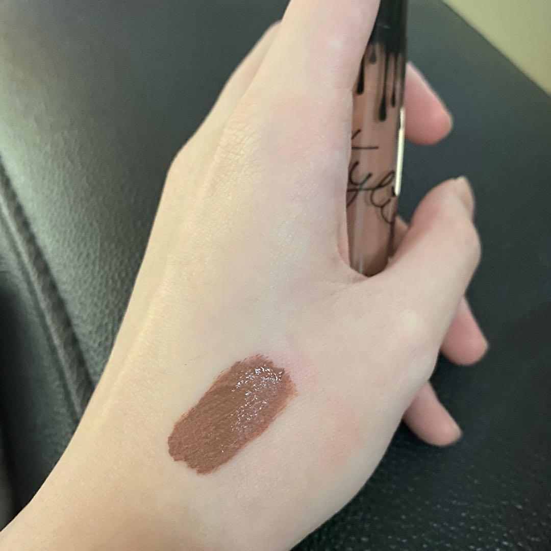 KYLIE COSMETICS: dolce K lippie (Category: Makeup) located in Quezon City. Submitted by mckdonaldssss (Listing ID 1104828994, Image 2). Description: 🔅 glossy at first but has a matte finish 🔅 shade: dolce k 🔅 kinda clumpy 🔅 9/10 condition RFS: it’s kind of old, at this point i just wanna get rid of it :(( but sayang cause it’s puno pa.