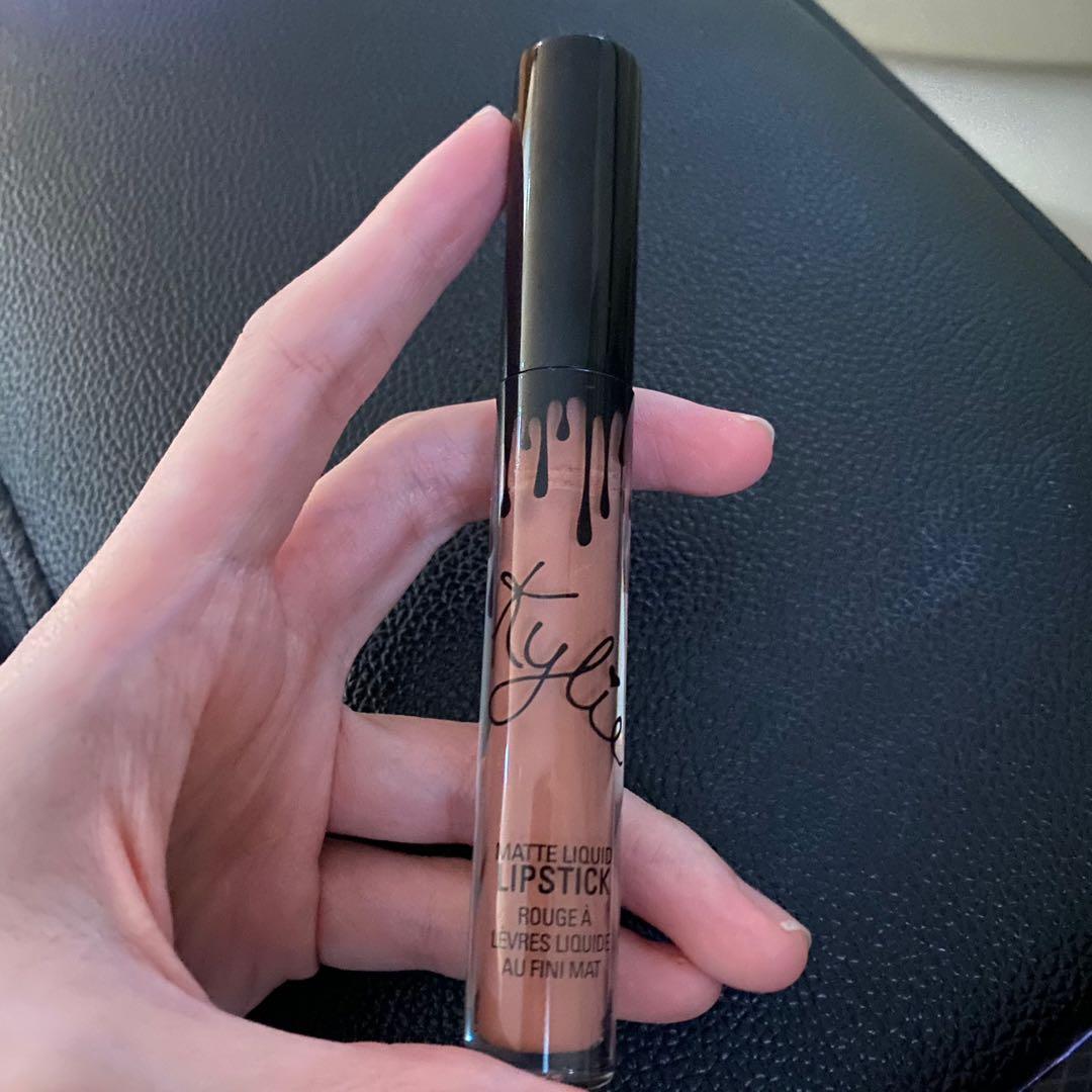 KYLIE COSMETICS: dolce K lippie (Category: Makeup) located in Quezon City. Submitted by mckdonaldssss (Listing ID 1104828994, Image 1). Description: 🔅 glossy at first but has a matte finish 🔅 shade: dolce k 🔅 kinda clumpy 🔅 9/10 condition RFS: it’s kind of old, at this point i just wanna get rid of it :(( but sayang cause it’s puno pa.