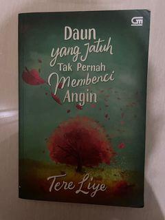 Novel Tere Liye Daun Yang Jatuh Tak Pernah Membenci Angin