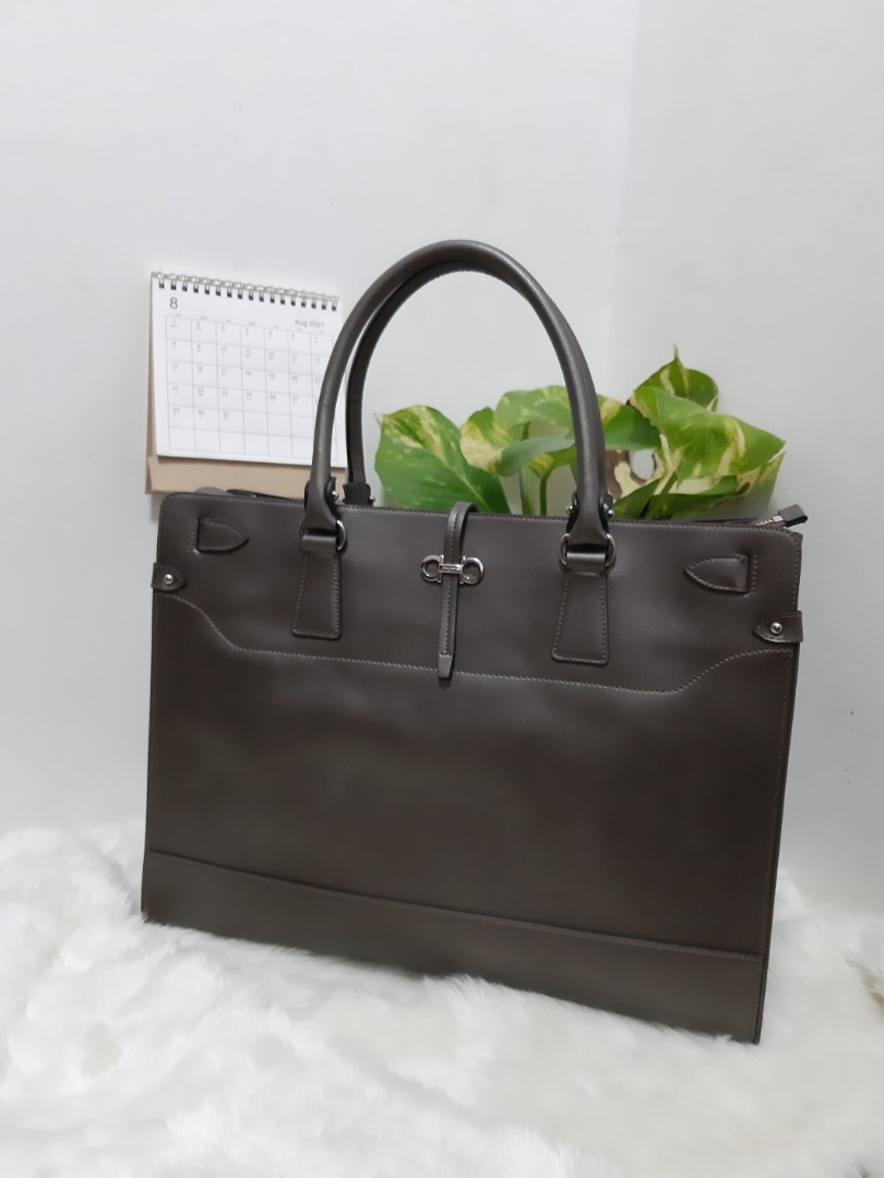Salvatore ferragamo briana best sale leather shoulder bag