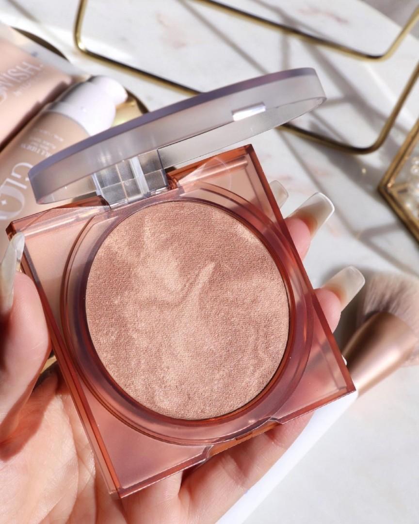 Huda Beauty GloWish Soft Radiance Bronzing Powder • Bronzer Review