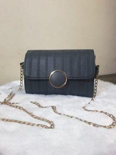 Tas hitam rantai