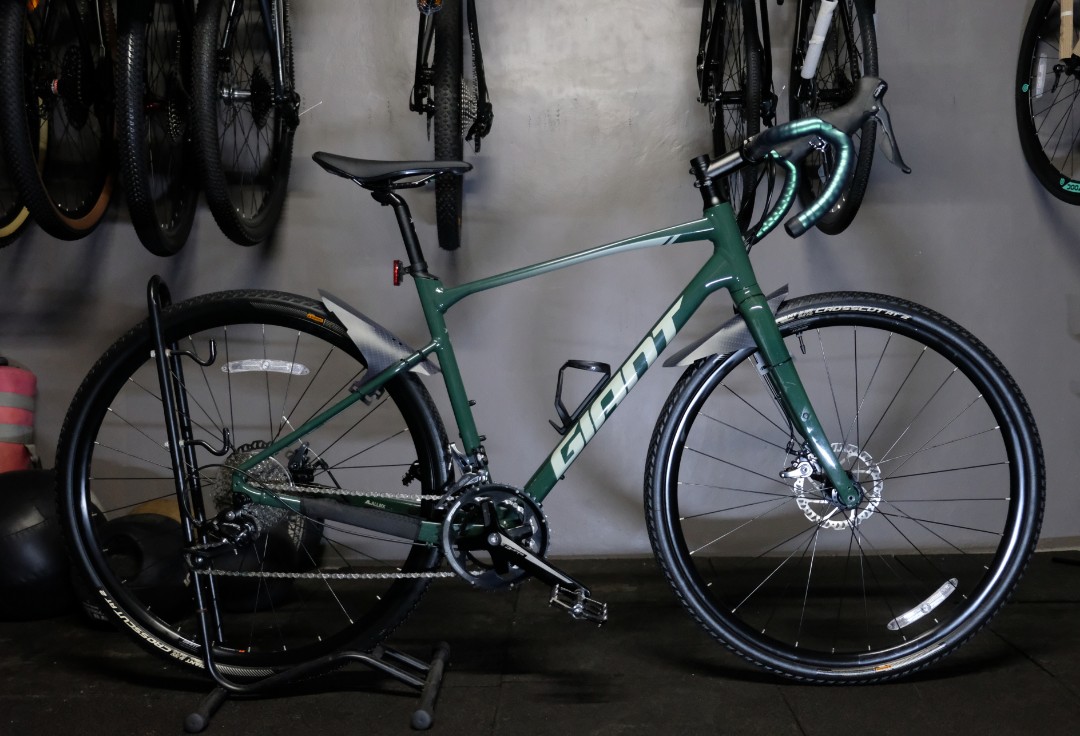 Giant revolt hotsell 2 trekking green