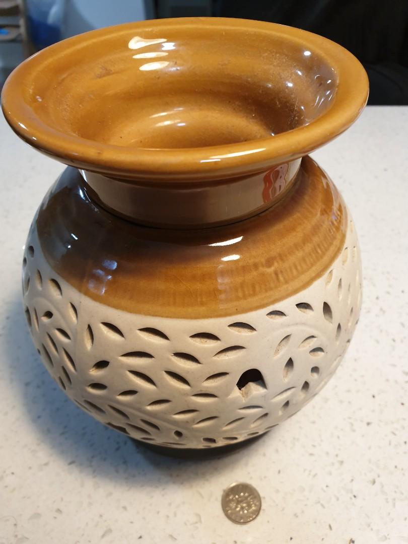 Intricate ceramic diffuser (Category: Vases & Decorative Bowls) located in Singapore. Submitted by candlespark (Listing ID 1110784928, Image 1). Description: Bought from Australia. Ceramic diffuser that cast beautiful patterned shadows when lit with a tealight or electronic bulb/dimmer (not included). Meet up at Tiong bahru mrt or top up for postage/courier..