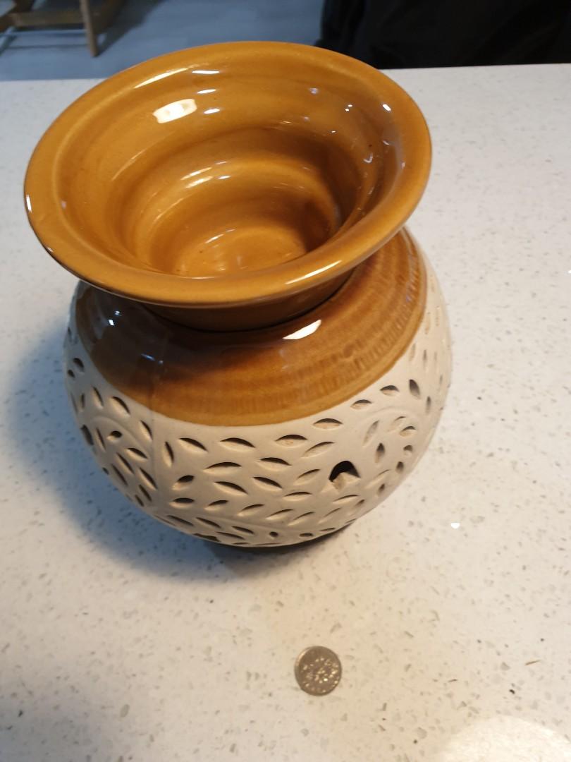 Intricate ceramic diffuser (Category: Vases & Decorative Bowls) located in Singapore. Submitted by candlespark (Listing ID 1110784928, Image 3). Description: Bought from Australia. Ceramic diffuser that cast beautiful patterned shadows when lit with a tealight or electronic bulb/dimmer (not included). Meet up at Tiong bahru mrt or top up for postage/courier..