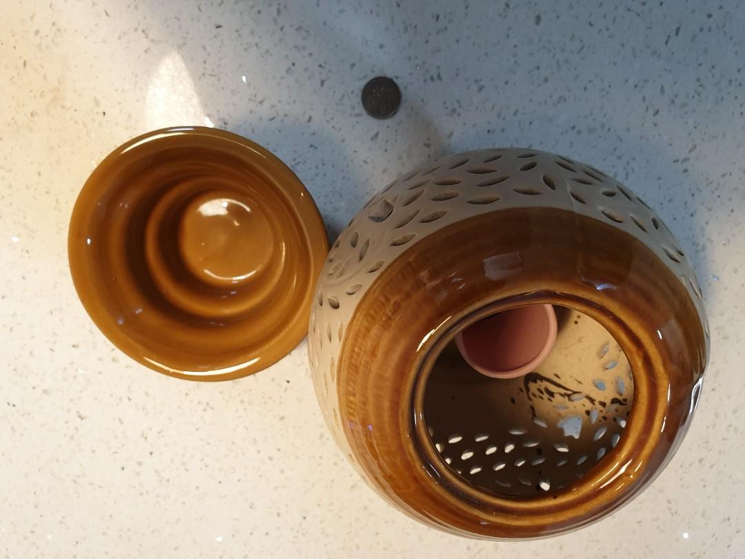 Intricate ceramic diffuser (Category: Vases & Decorative Bowls) located in Singapore. Submitted by candlespark (Listing ID 1110784928, Image 2). Description: Bought from Australia. Ceramic diffuser that cast beautiful patterned shadows when lit with a tealight or electronic bulb/dimmer (not included). Meet up at Tiong bahru mrt or top up for postage/courier..