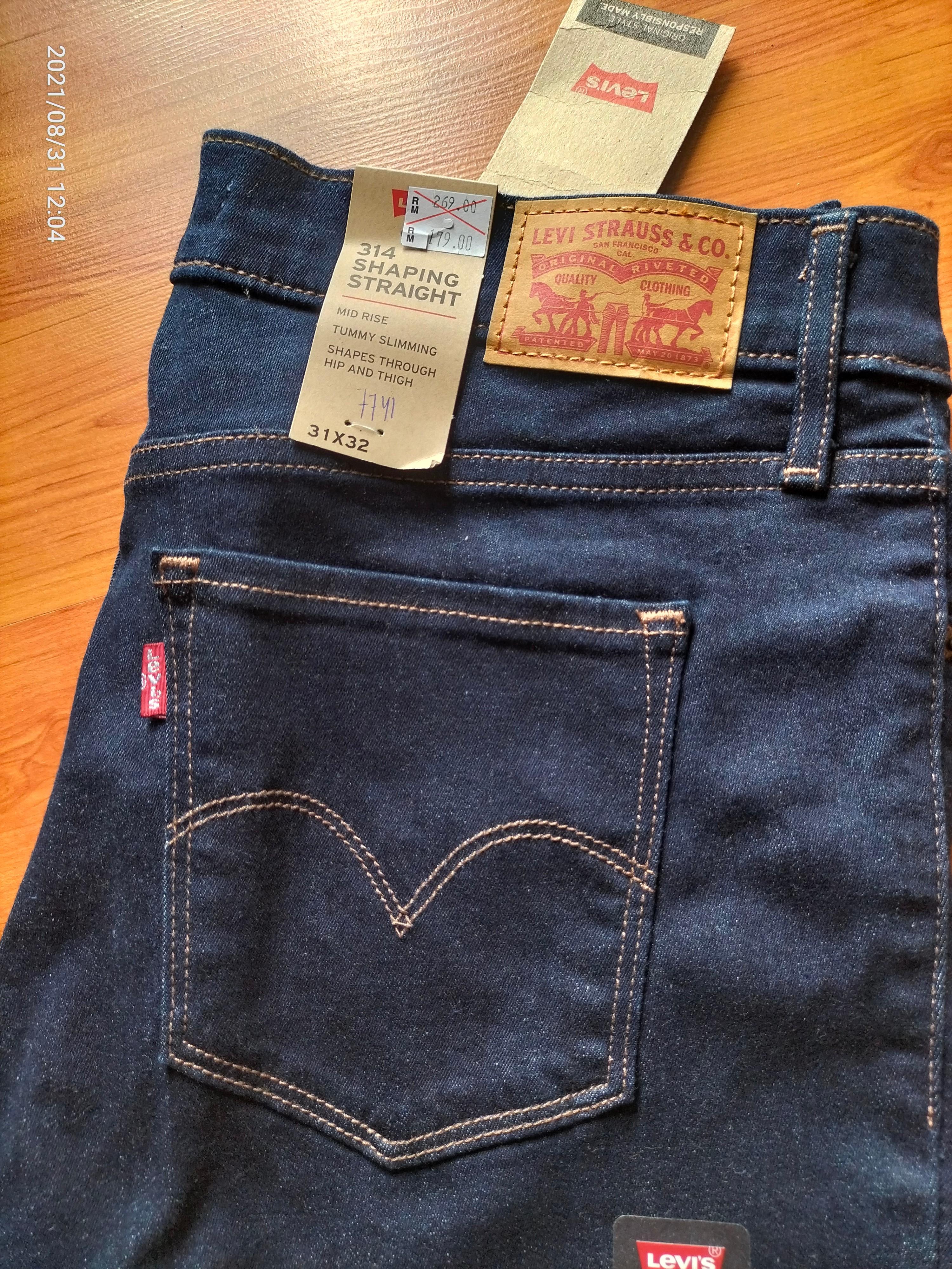 Levis 314 Shaping Straight Women Jeans 31x32, Women's Fashion, Bottoms,  Jeans & Leggings on Carousell