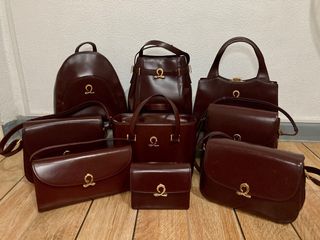 Original LOUIS QUATORZE ✨ Genuine leather ✨ Issue sign of usage sa corner.  Hindi halata since maroon na si sign of use and red naman color ng bag  PRICE: 700
