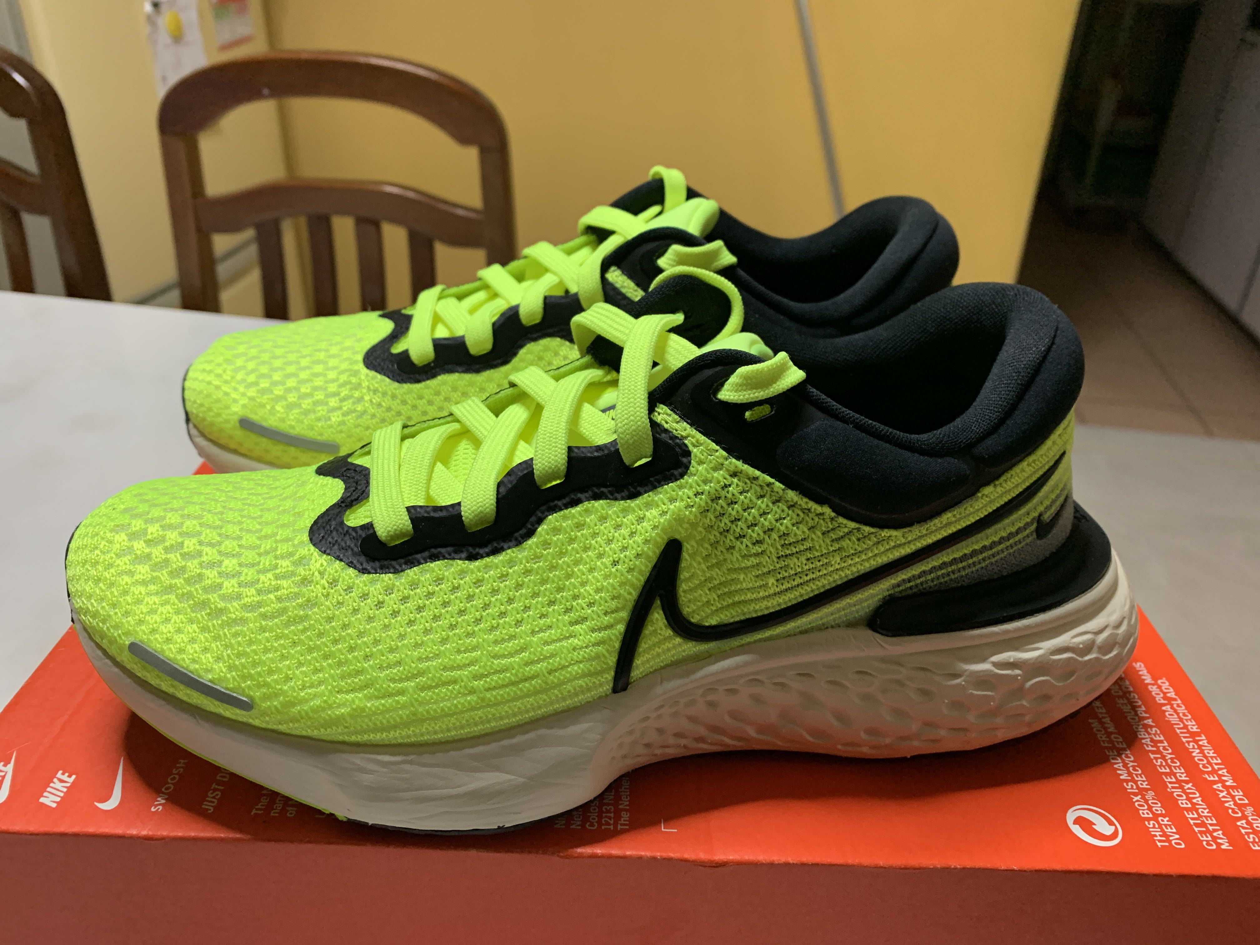 nike zoomx invincible run flyknit volt