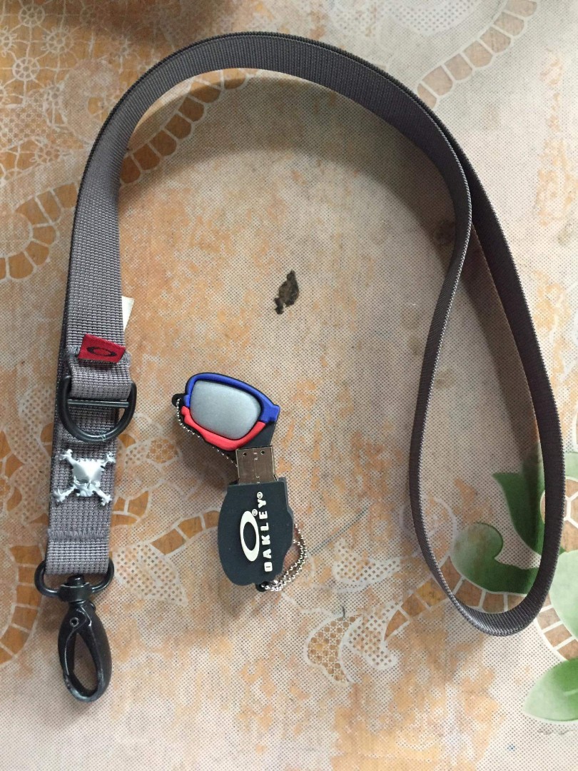 Original Oakley lanyard and Oakley 1gb 