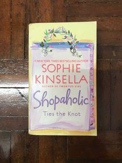 (Preloved Novel) Sophie Kinsella - Shopaholic Ties the Knot