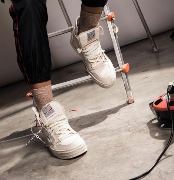 floating arrow off white