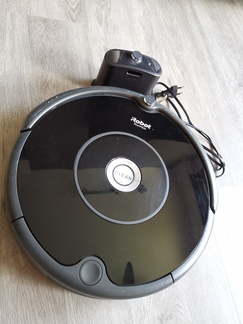Robot vacuum Roomba 606, TV & Home Appliances, Vacuum Cleaner & Housekeeping Carousell