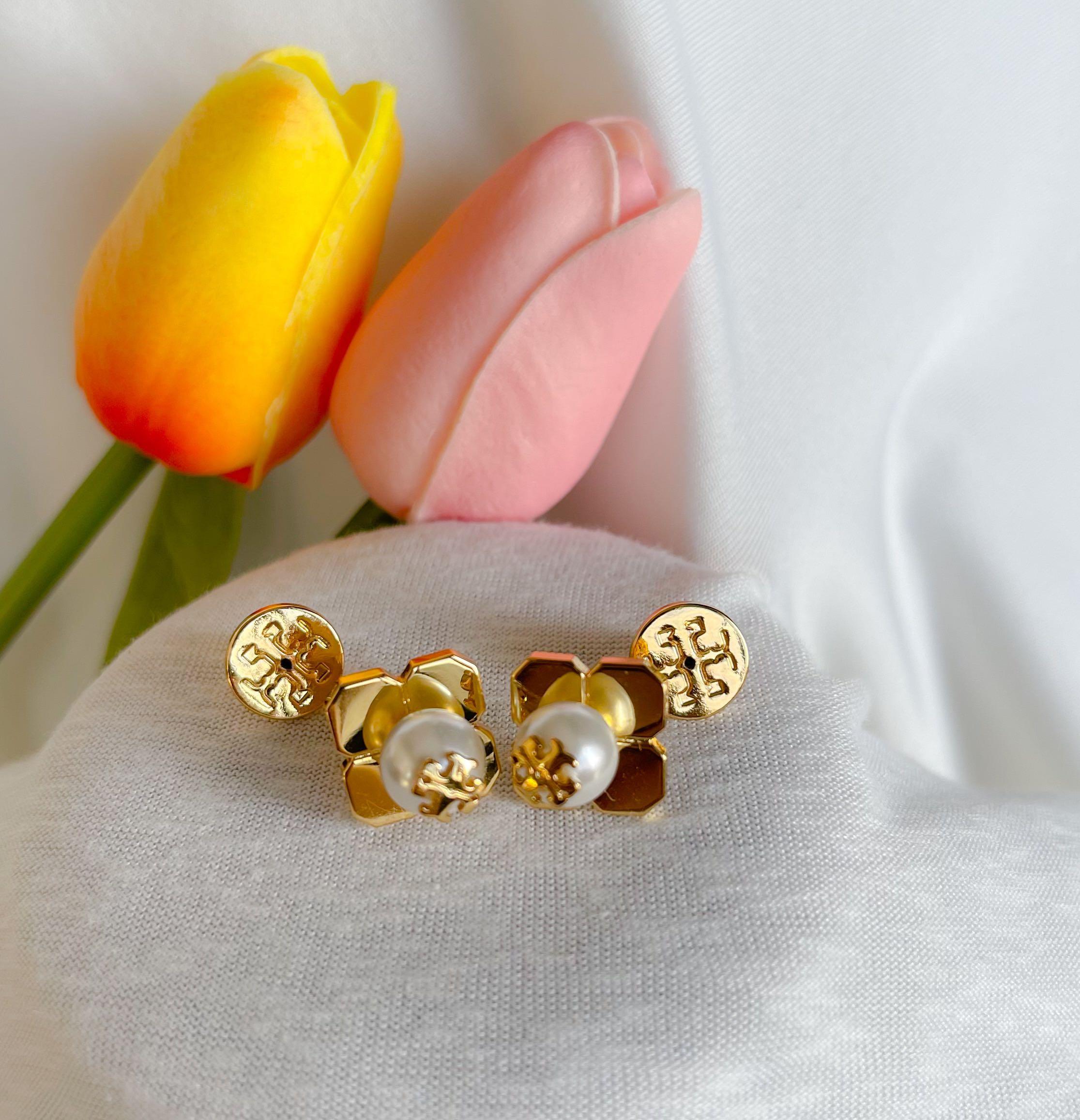 Tory Burch pearl earrings studs, Women's Fashion, Jewelry & Organisers,  Earrings on Carousell