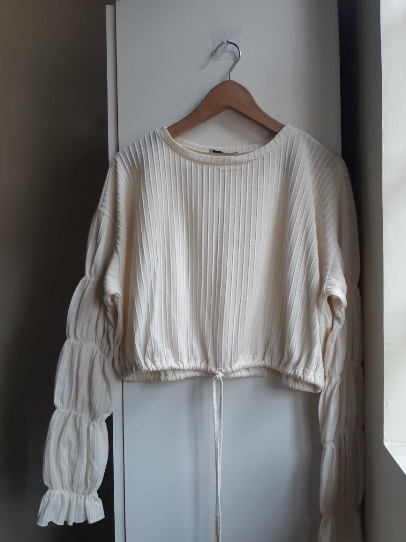 Zara Cropped Sweatshirt (Category: Longsleeves) located in Manila. Submitted by darkermatter (Listing ID 1110712444, Image 2). Description: with washable stains color: ivory RFS: work from home & gained weight ☹ Shipping through Grab/Lalamove.