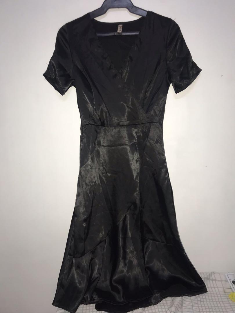 Black overlap dress with side zipper (Category: Dresses) located in Quezon City. Submitted by kyrania_declutter (Listing ID 1105050412, Image 1). Description: Never used. Super like new po. Fit xs to small size☺️.