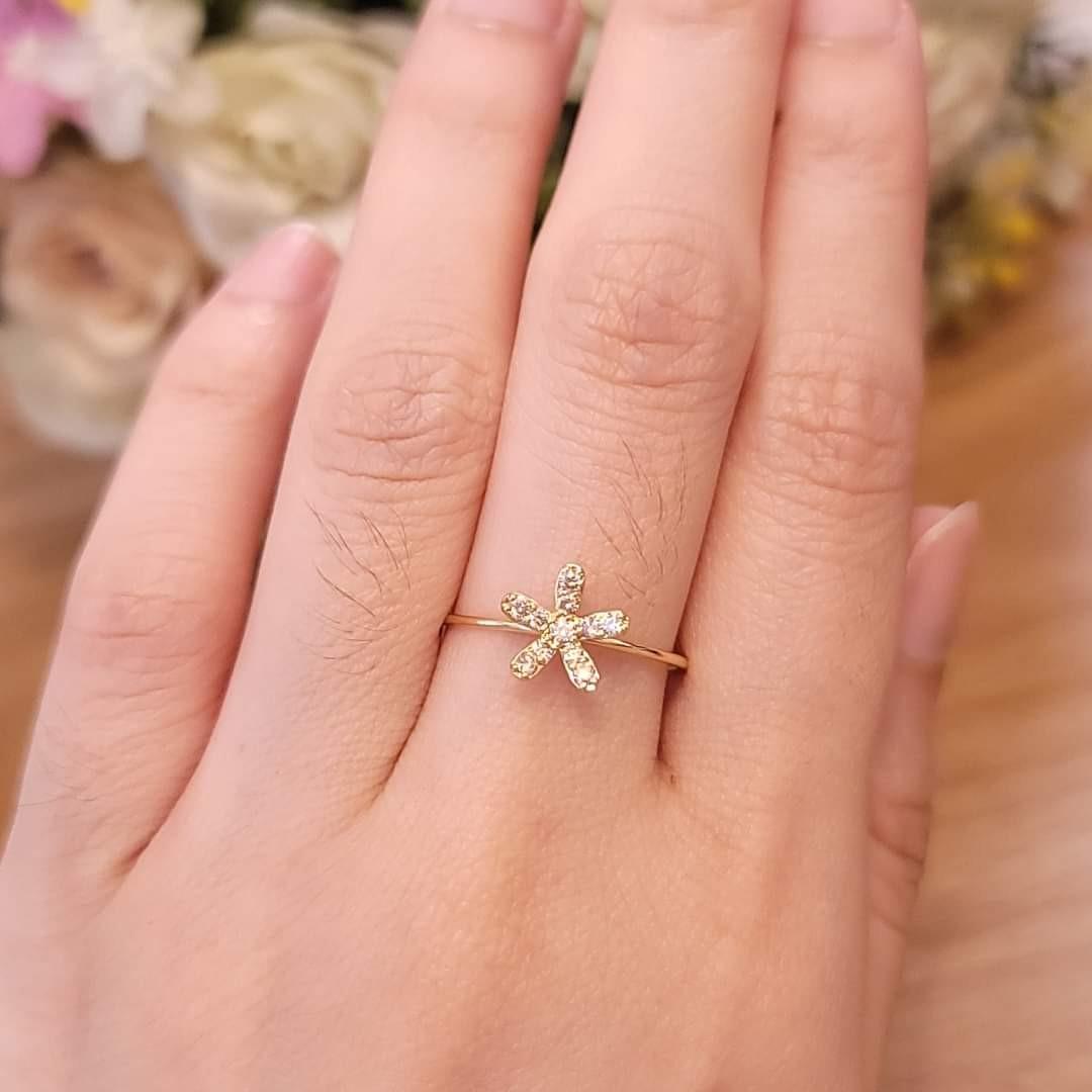 Flower top diamond rings