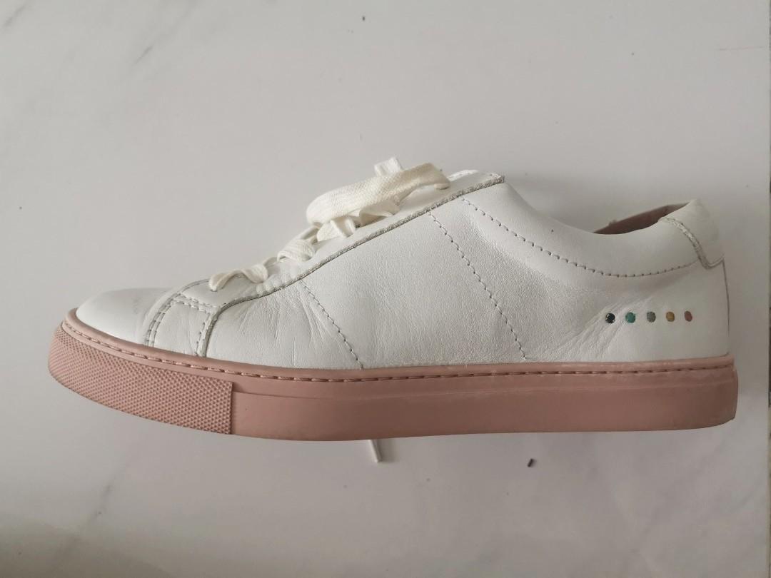 White sneakers clearance with pink soles