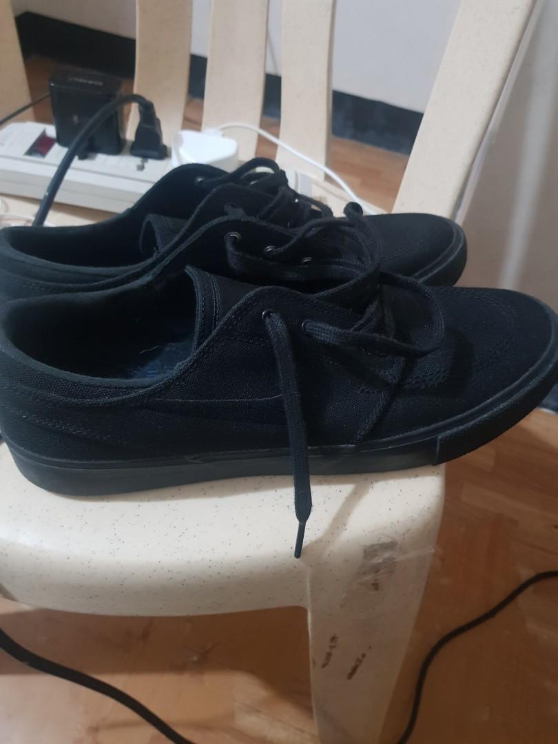 nike janoski triple black