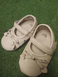 Sepatu bayi putih