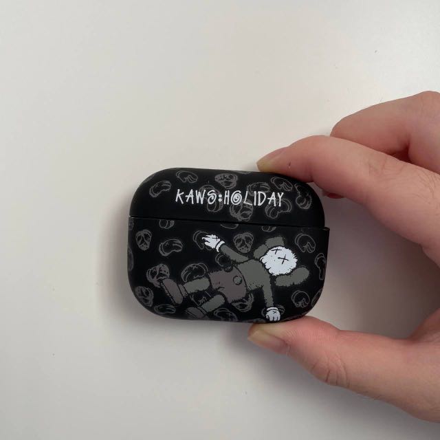 Kaws airpods on sale pro case