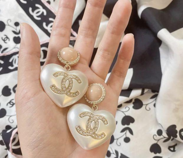 chanel pearl heart necklace gold