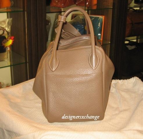 Hermes Lindy 30-Etoupe Leather Type: Clemence Color:Etoupe Hardware:  Palledium Stamp: T(Year 2015) Condition: 9 Comes With: dust bag…