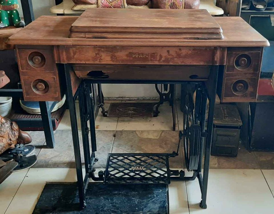 Kaki dan meja mesin jahit PFAFF JADUL