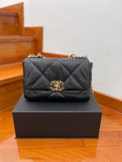 Kept and unused Chanel 19 Small black
