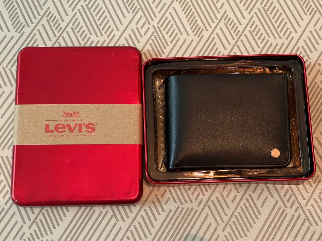Levi Strauss Genuine Leather Wallet Men s Fashion Watches Accessories Wallets Card Holders on Carousell