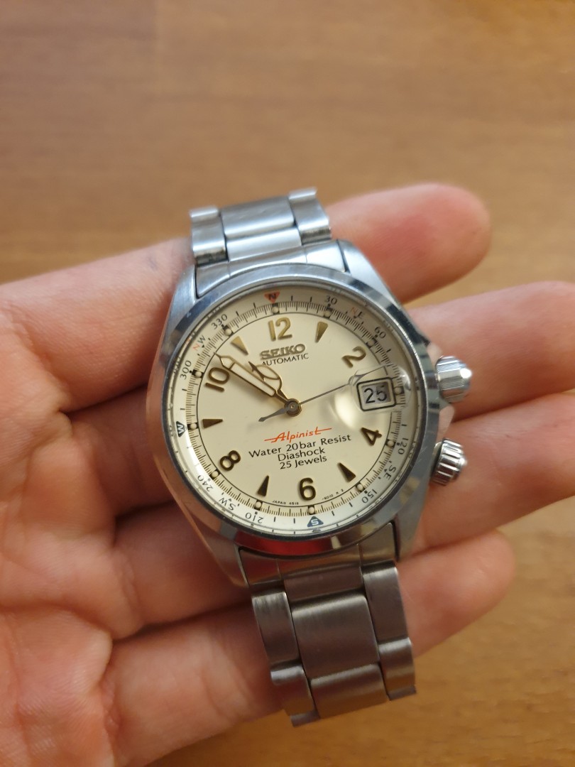 Red seiko alpinist top