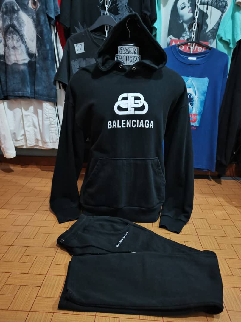 My Little Store   balenciaga Balenciaga New BB Logo Hoodie  Condition  Used 9510 Size  XS OverSize Chest5030 Price   14900 Baht  Facebook